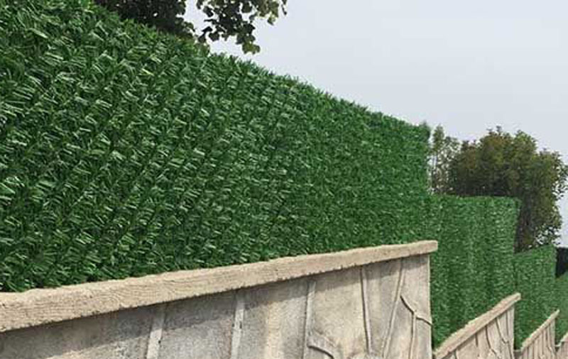 artificial-grass-on-fence